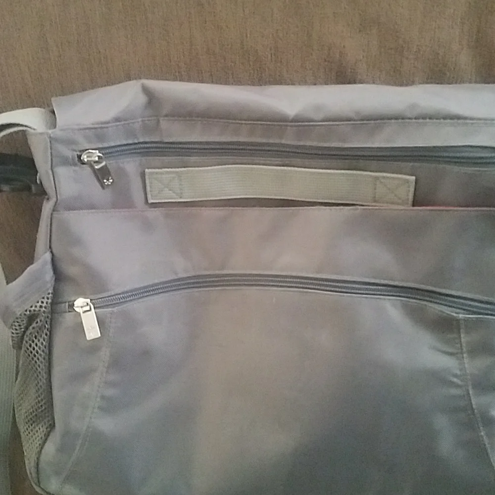 LAST CHANCE! SkipHop gray messenger diaper bag, Many zippered pckts, 2 btl hldrs
